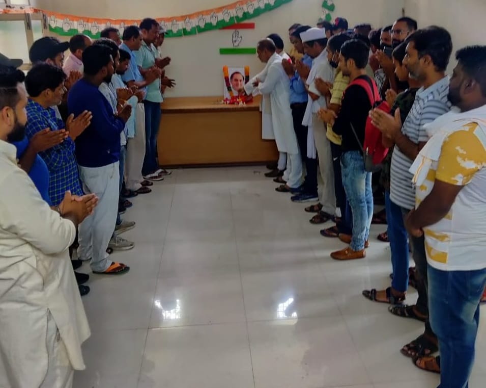 टनकपुर में पूर्व प्रधानमंत्री स्व. राजीव गांधी को श्रद्घांजलि देते कांग्रेस कार्यकर्ता। (विज्ञ? टनकपुर में पूर्व प्रधानमंत्री स्व. राजीव गांधी को श्रद्घांजलि देते कांग्रेस कार्यकर्ता। (विज्ञ?