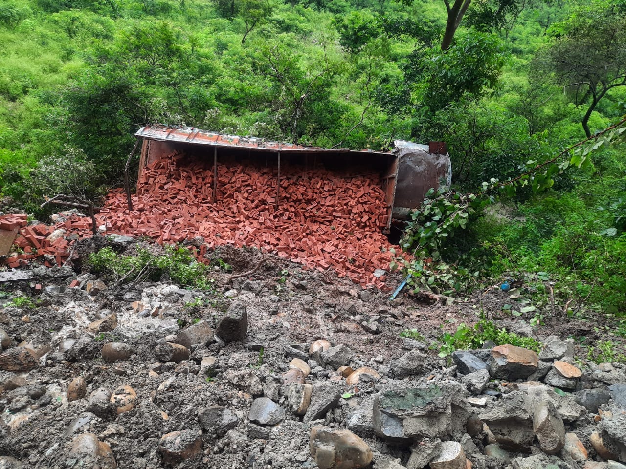 दिल्ली देहरादून हाईवे का किनारा धंसने से खाई मे पलटा ईटों से भरा ट्रक