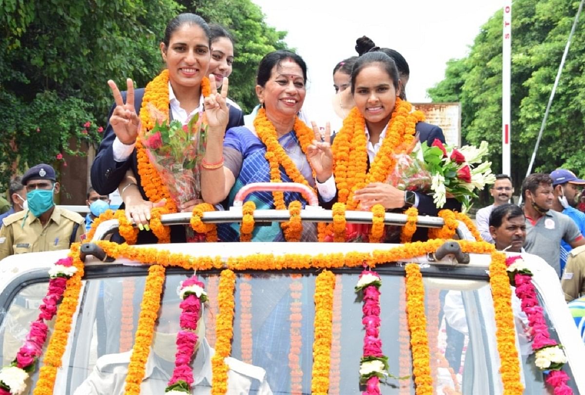 Prayagraj News : टोक्यो ओलंपिक में शानदार प्रदर्शन करने वाली हॉकी खिलाड़ी गुरजीत कौर और निशा वारसी का प्रयागराज स्थित एनसीआर रेलवे मुख्यालय में स्वागत किया गया।