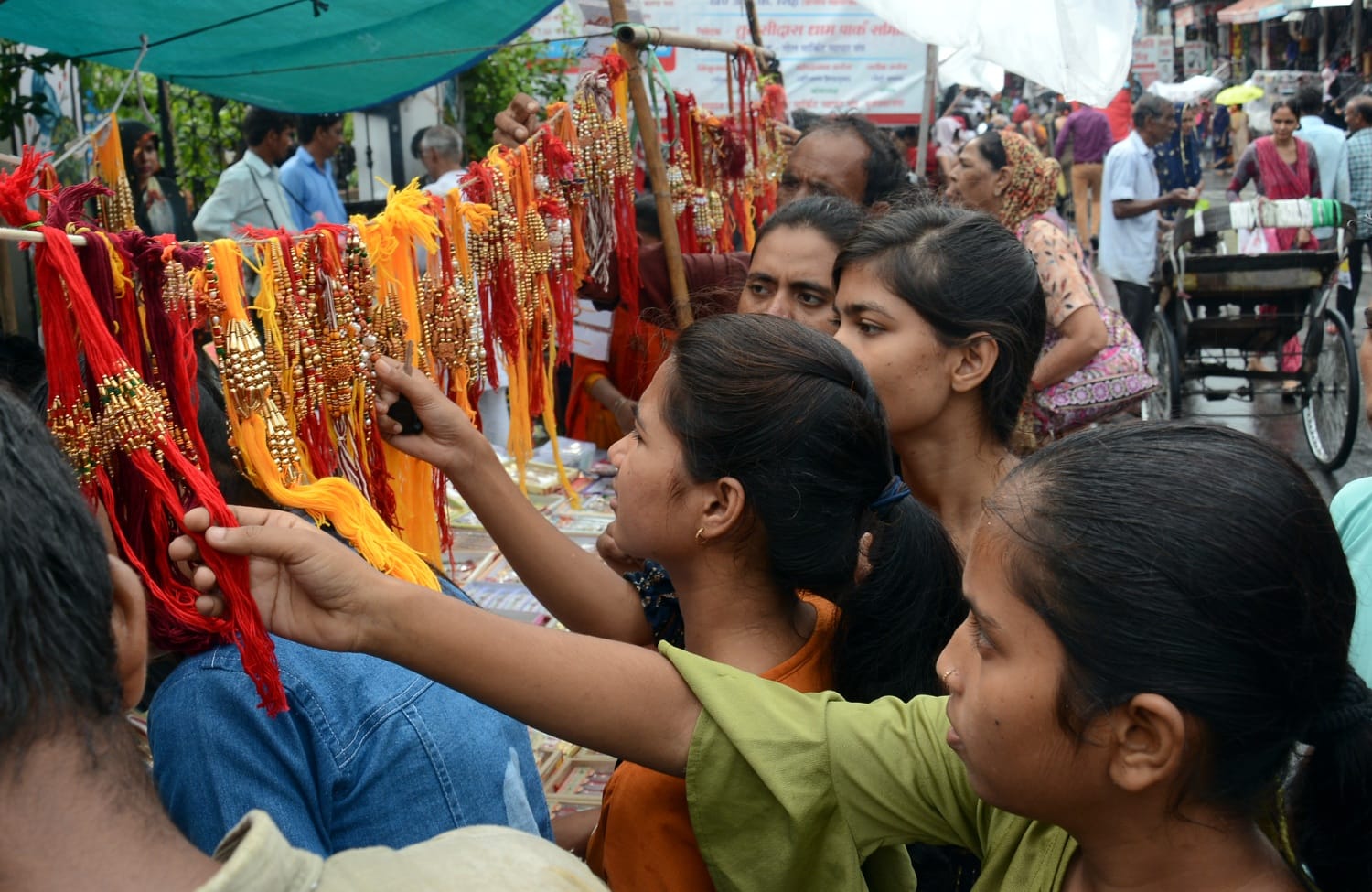 भगत सिहं रोड पर राखी की खरीददारी करती युवतियां। भगत सिहं रोड पर राखी की खरीददारी करती युवतियां।
