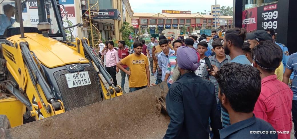 अंबाला शहर स्थित जग्गी सिटी सेंटर में अवैध अतिक्रमण हटाने के दौरान जेसीबी के समक्ष खड़े लोग विरो? अंबाला शहर स्थित जग्गी सिटी सेंटर में अवैध अतिक्रमण हटाने के दौरान जेसीबी के समक्ष खड़े लोग विरो?