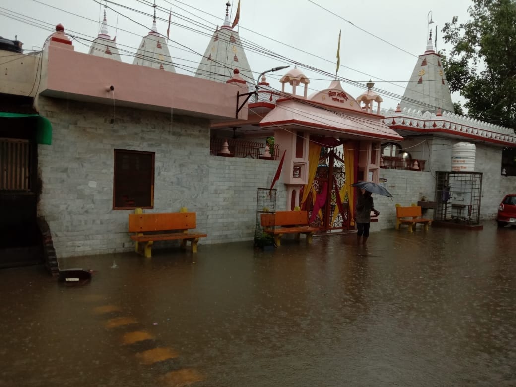बरसात के दौरान शिव मन्दिर पर हुआ जलभराव