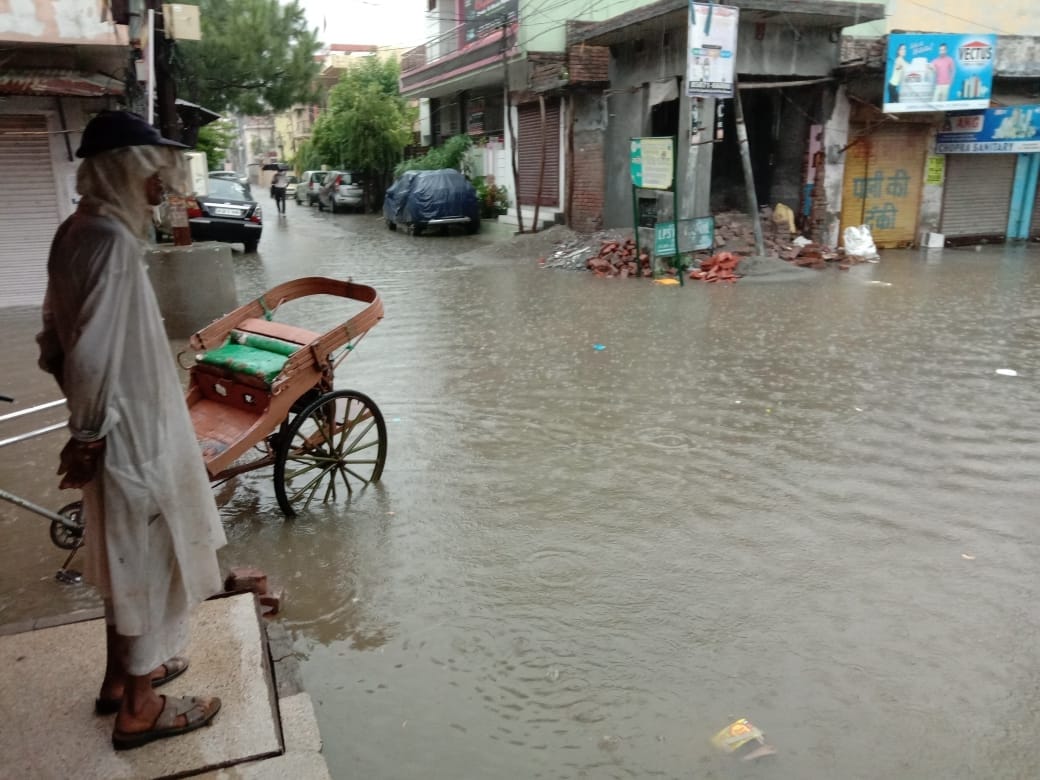 बरसात के दौरान नवीन नगर पर हुआ जलभराव