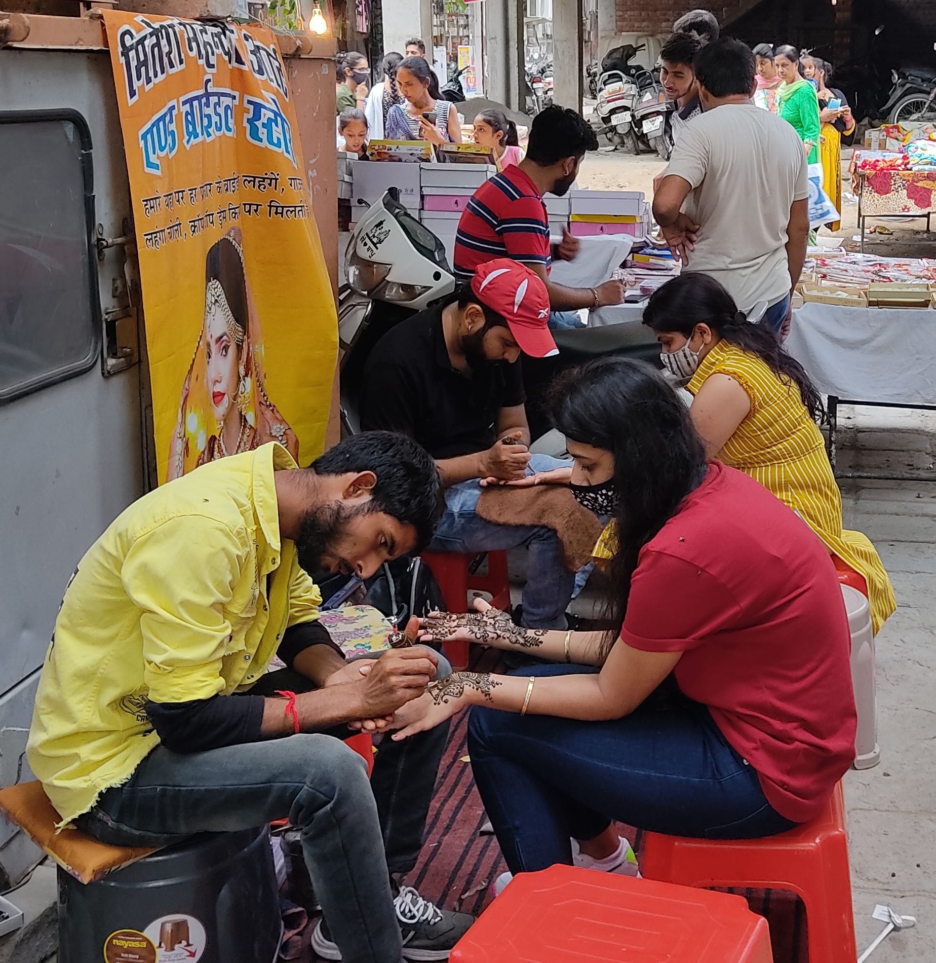 रक्षाबंधन के चलते मेहंदी लगवाती युवतियां। संवाद रक्षाबंधन के चलते मेहंदी लगवाती युवतियां। संवाद
