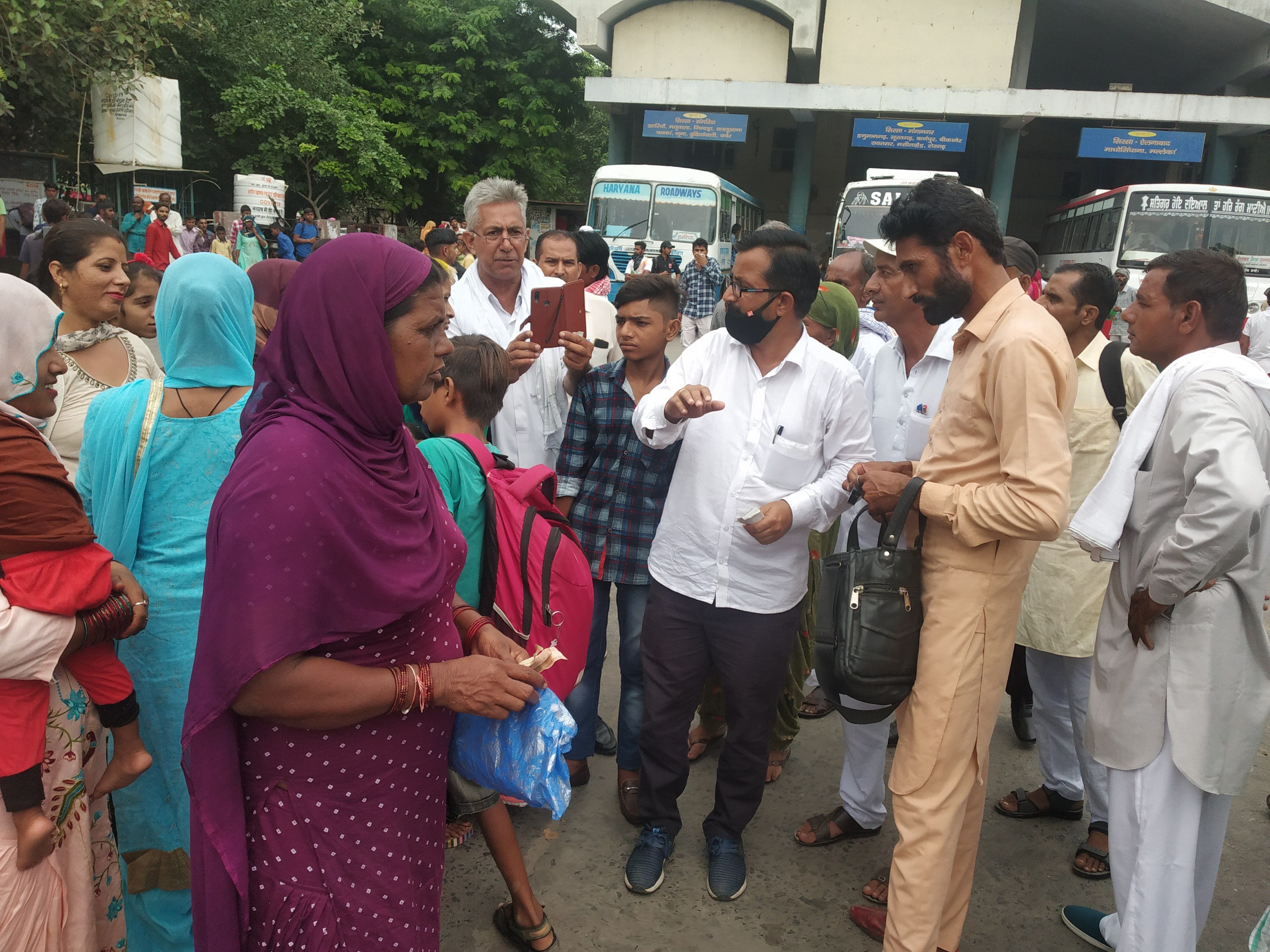 निजी बस परिचालक की ओर से महिलाओं की टिकट काटने पर यात्रियों का किराया वापस करवाते बस स्टैंड एसएस ?