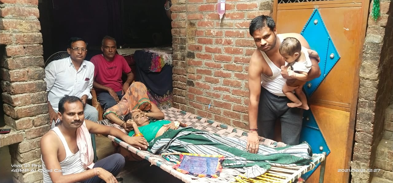 घर में बीमार पड़ी सरला देवी