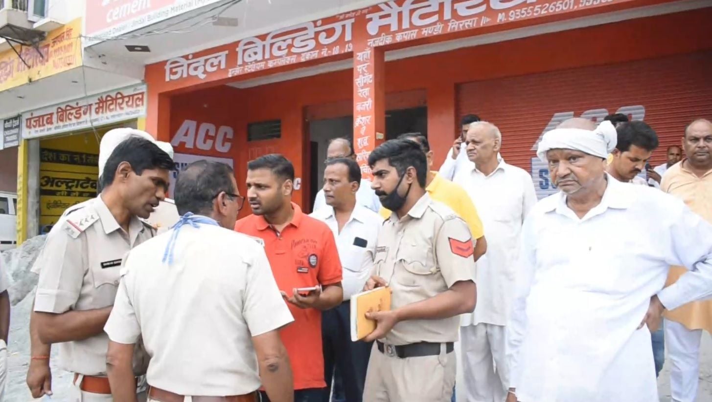 घटना के बारे में दुकानदारों से पूछताछ करते पुलिस कर्मी 