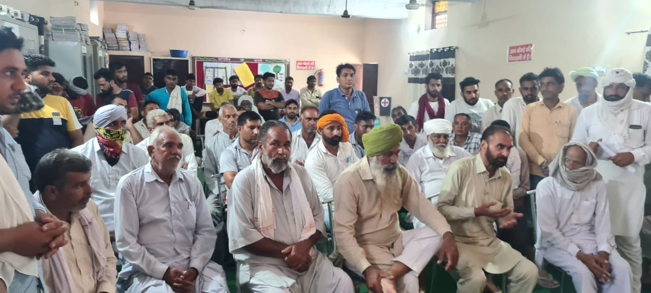 बैठक के दौरान उपस्थित ग्रामीण। बैठक के दौरान उपस्थित ग्रामीण।