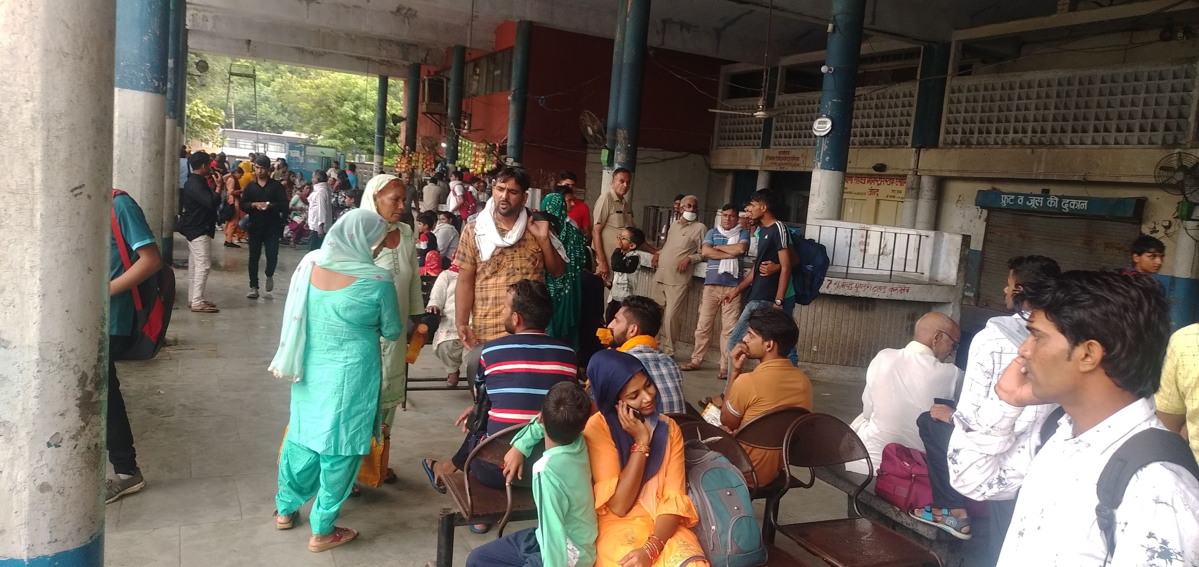  बस स्टैंड परिसर में मौजूद यात्रियों की भीड़। संवाद