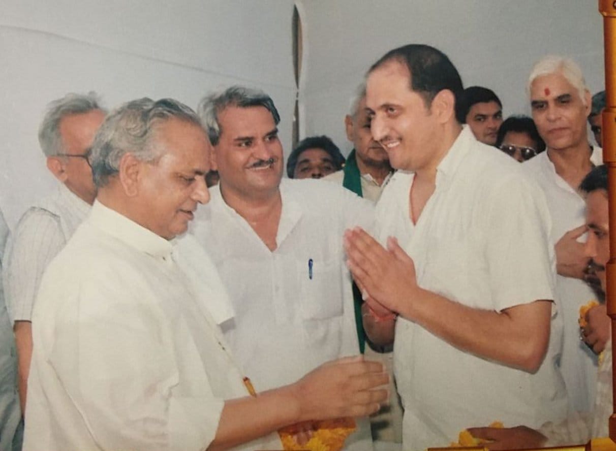 पूर्व मंत्री सुधीर बालियान के शाहपुर आवास पर पूर्व सीएम कल्याण सिंह का अभिवादन करते सुरेश राणा। ?