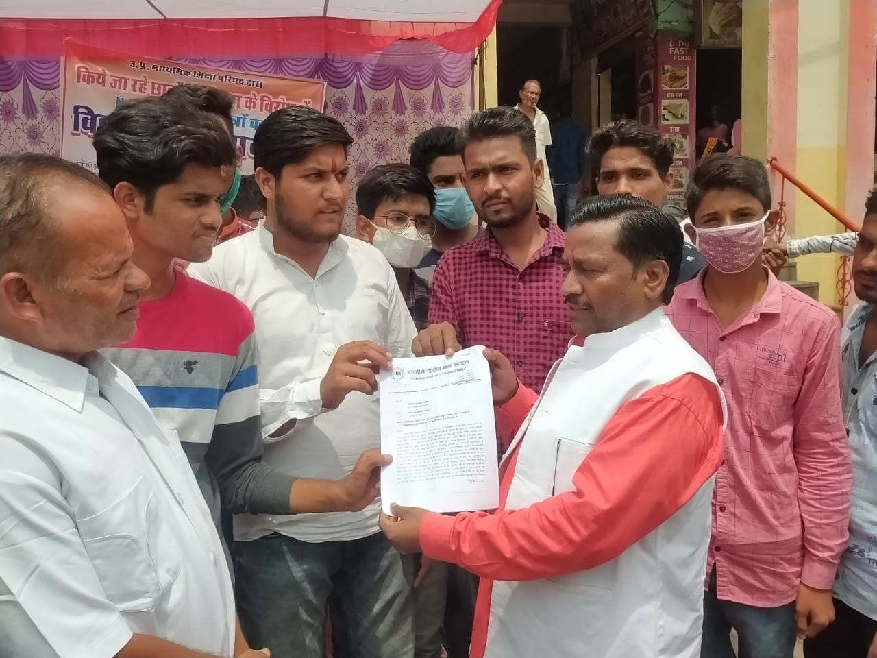 सदर विद्यायक को ज्ञापन सौंपते एनएसयूआई के कार्यकर्ता सदर विद्यायक को ज्ञापन सौंपते एनएसयूआई के कार्यकर्ता