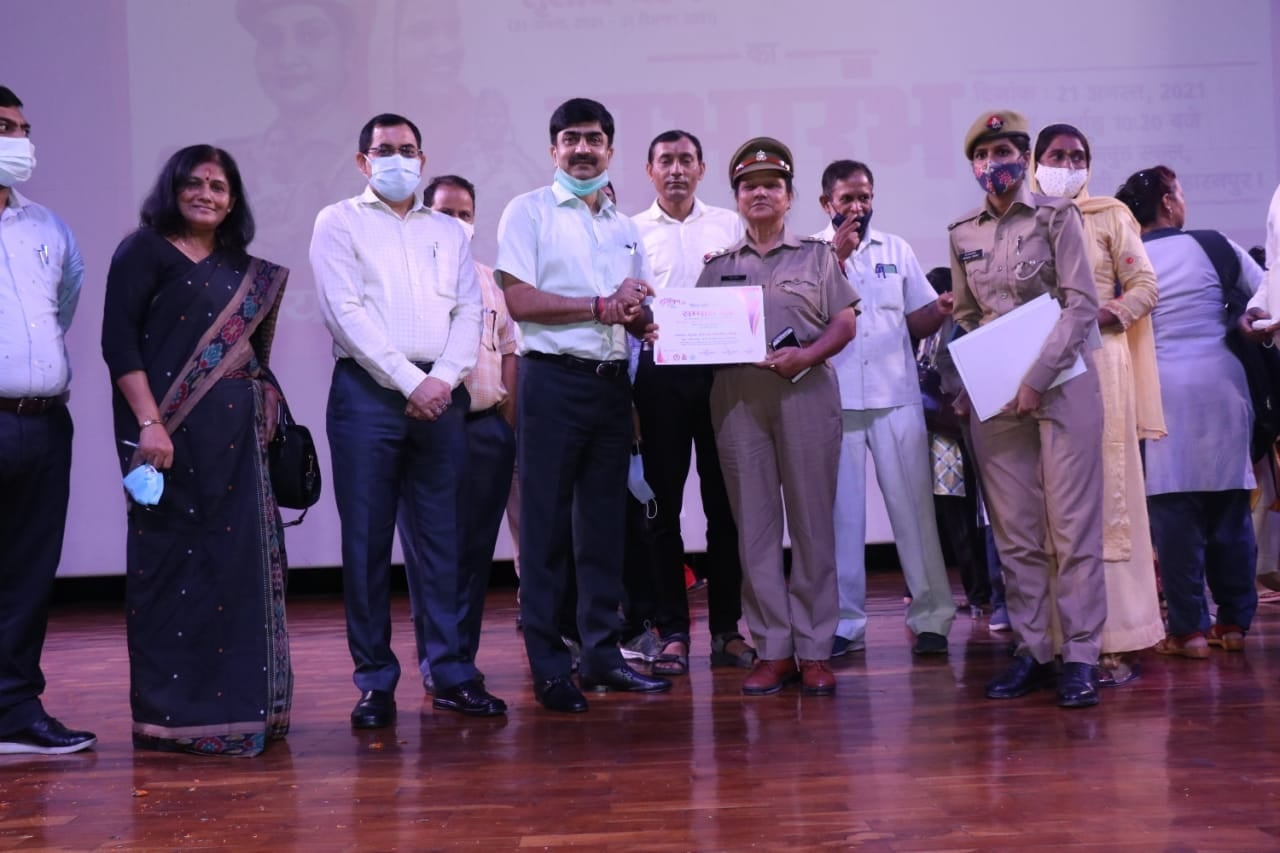 पाईनवुड में मिशन शक्ति के तहत आयोजित कार्यक्रम में महिला पुलिस को सम्मानित करते डीएम