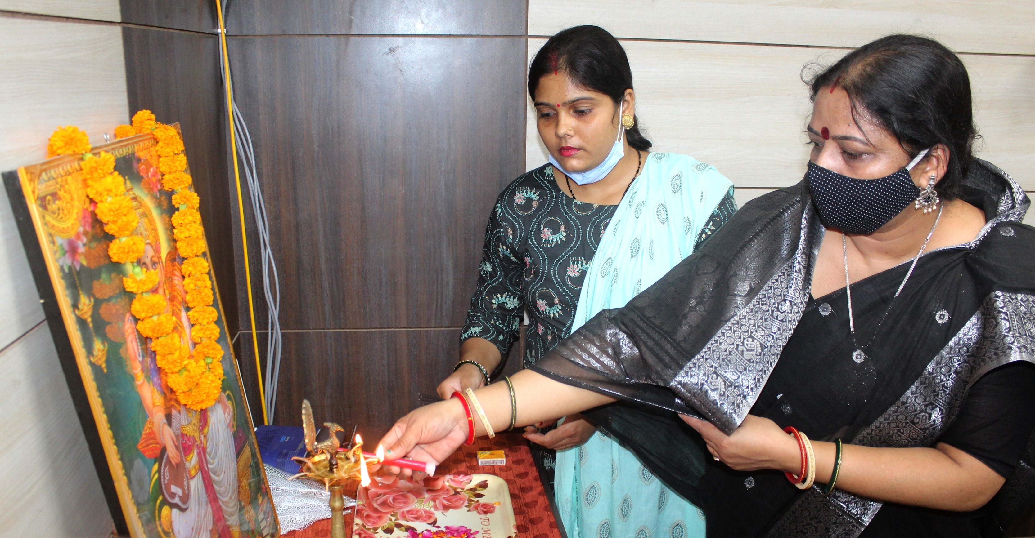 नेहरु हाल में आयोजित कार्यक्रम मिशन शक्ति का शुभरांभ करती प्रदेश महिला आयोग की सदस्य संगीता तिव?