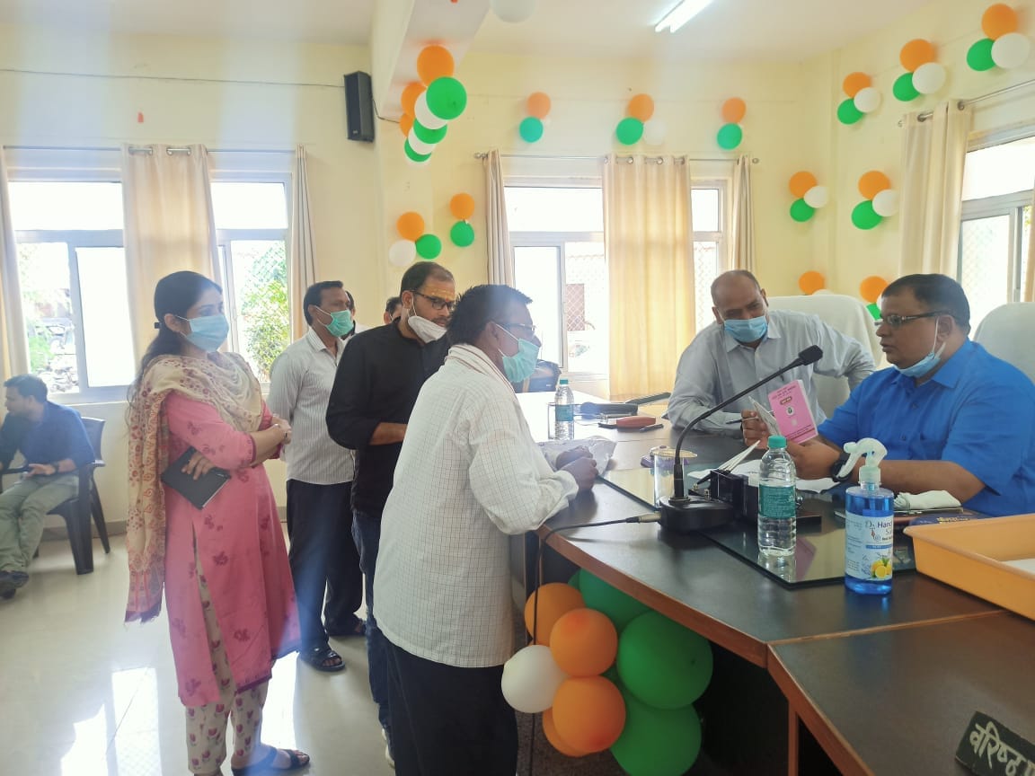 जसवंत नगर के तहसील सभागार में आयोजित तहसील दिवस में समस्या सुनते एडीएम