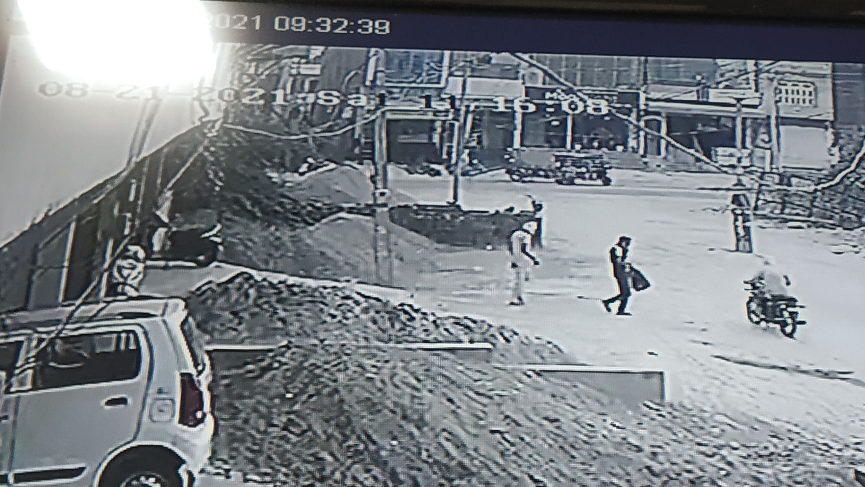दुकान संचालक से रुपयों का बैग छिनकर बाहर आते बदमाश 
