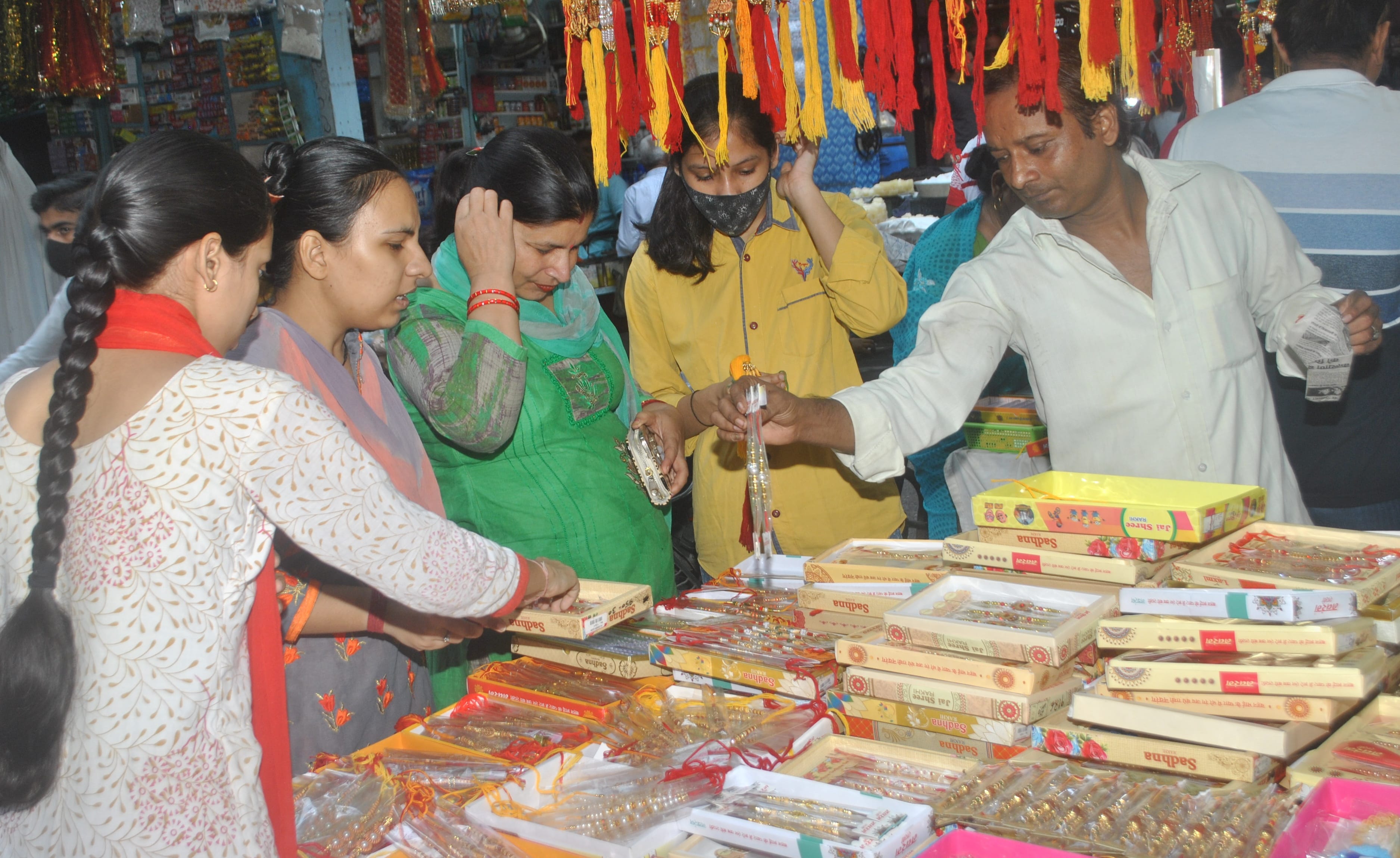 शामली में रक्षाबंधन पर राखी की खरीदारी करती महिलाएं।