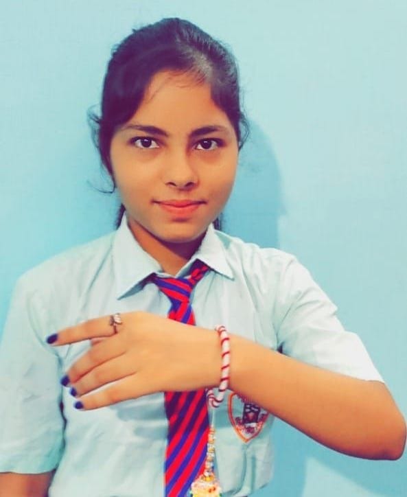 शामली बीएसएम स्कूल में सजी राखी दिखाती छात्रा शामली बीएसएम स्कूल में सजी राखी दिखाती छात्रा