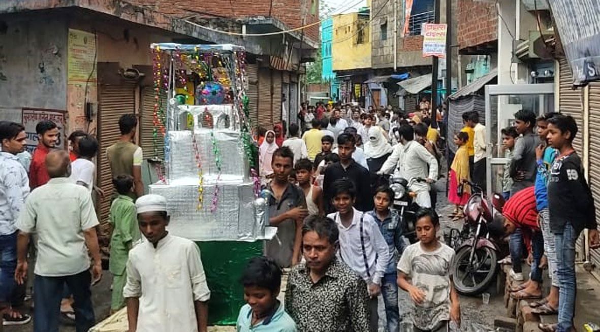 शाहजमाल करबला में ताजिया निकालते लोग। संवाद शाहजमाल करबला में ताजिया निकालते लोग। संवाद