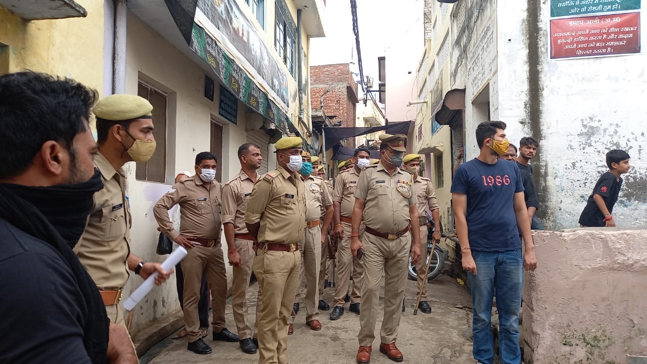 कैराना में मोहर्रम पर सुरक्षा के मददेनजर तैनात पुलिस व पीएसी के जवान कैराना में मोहर्रम पर सुरक्षा के मददेनजर तैनात पुलिस व पीएसी के जवान