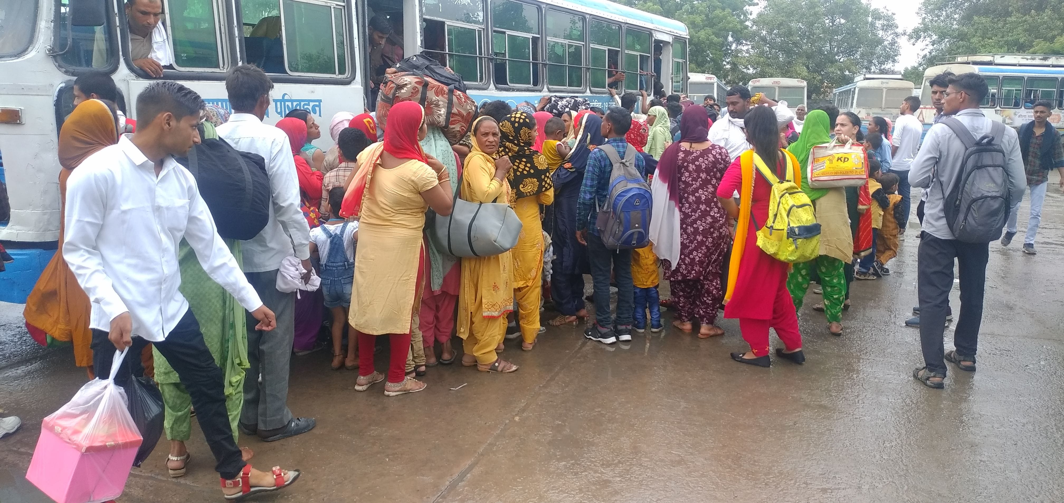  सोशल डिस्टेंसिंग भूलकर बस में चढ़तीं महिलाएं। संवाद