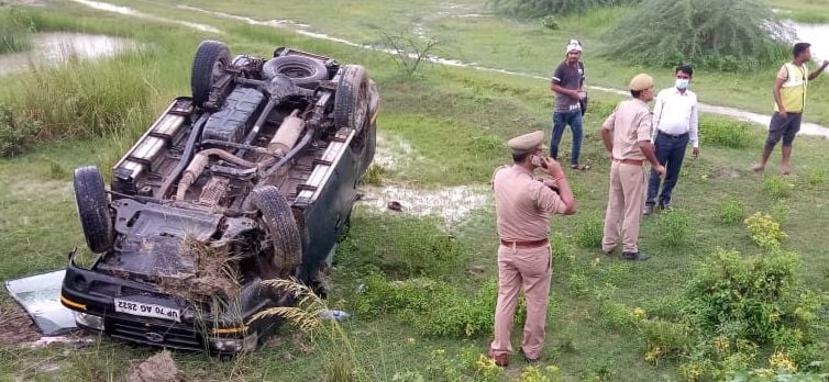 सुजानीपुर गांव के पास पलटी पड़ी पुलिस की गाड़ी। संवाद सुजानीपुर गांव के पास पलटी पड़ी पुलिस की गाड़ी। संवाद