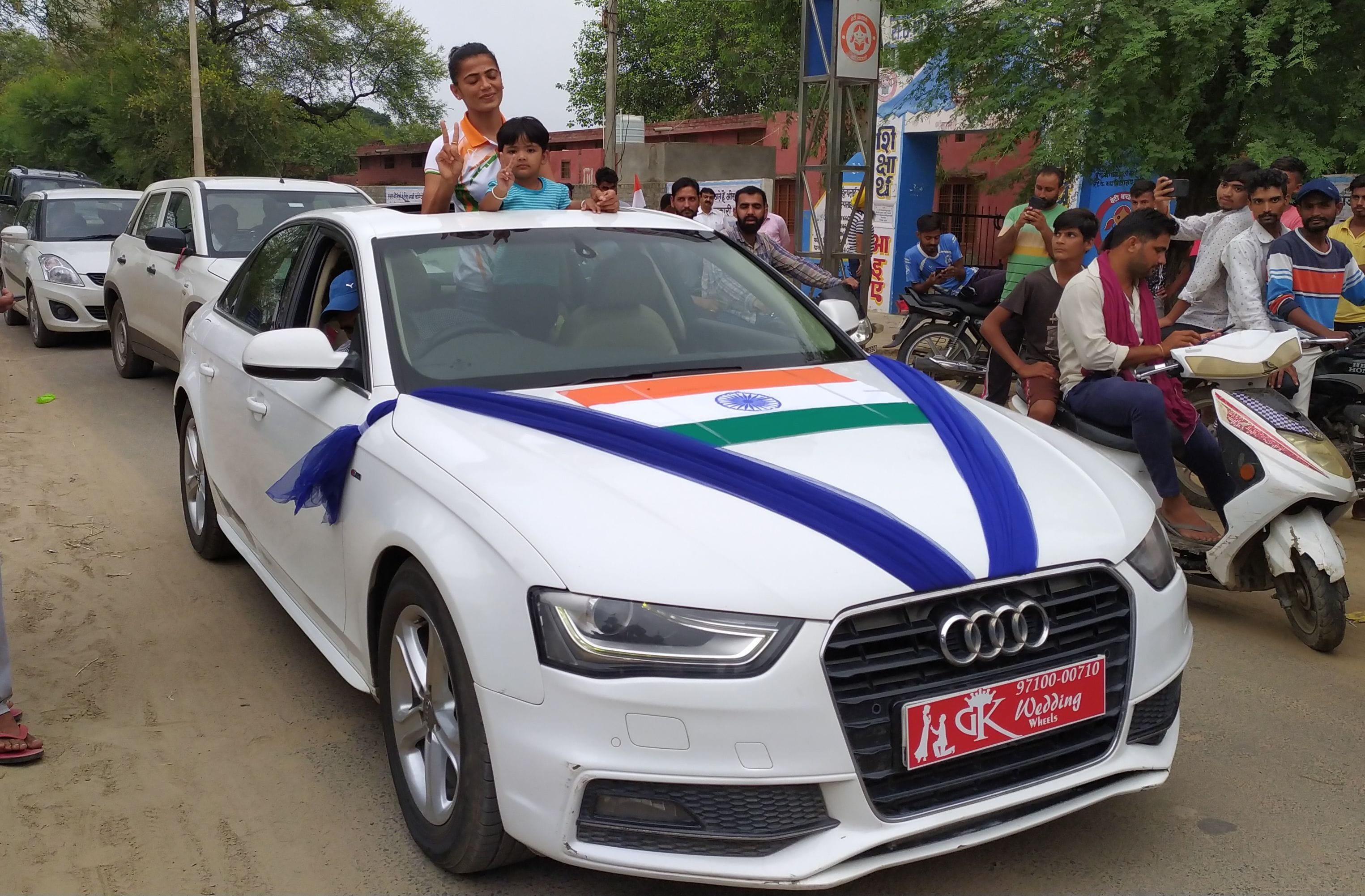 सम्मान समारोह के दौरान रोड शो निकालते ग्रामीण व सविता पूनिया।