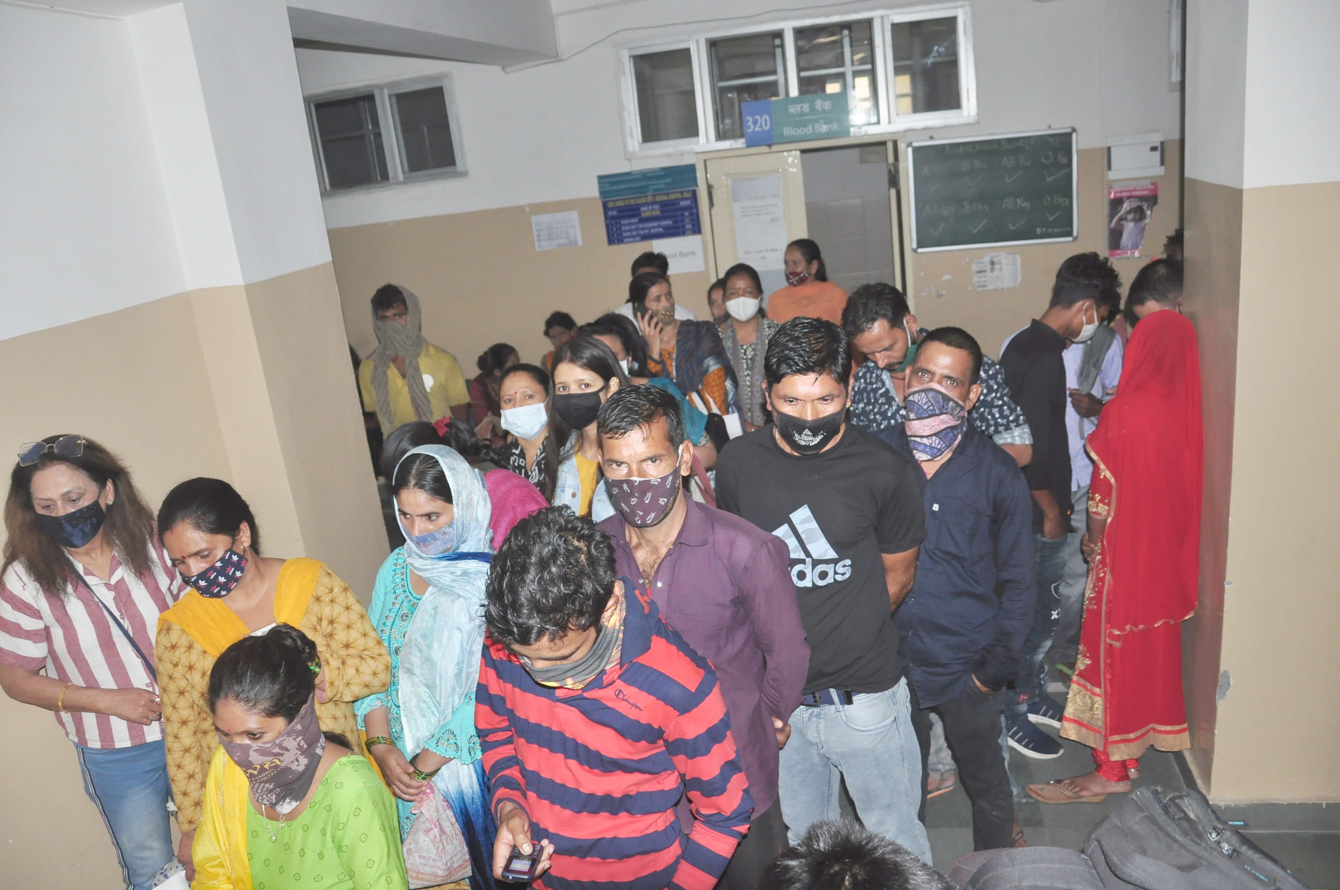 कुल्लू के क्षेत्रीय अस्पताल में वैक्सीन लगाने के लिए उमड़ी भीड़।