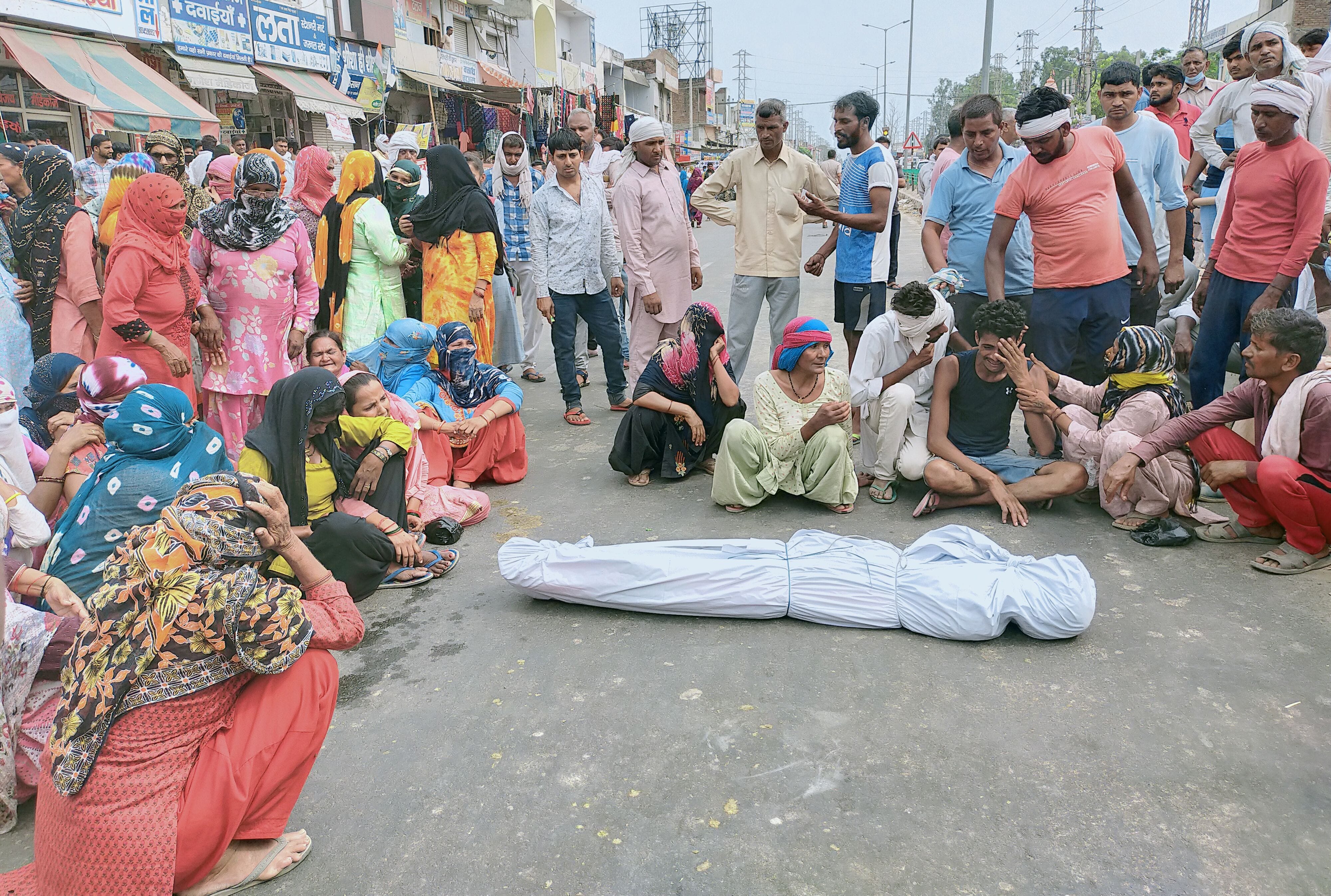 दिल्ली-पटियाला हाईवे पर जाम लगाते मृतक युवक के परिजन व ग्रामीण। दिल्ली-पटियाला हाईवे पर जाम लगाते मृतक युवक के परिजन व ग्रामीण।