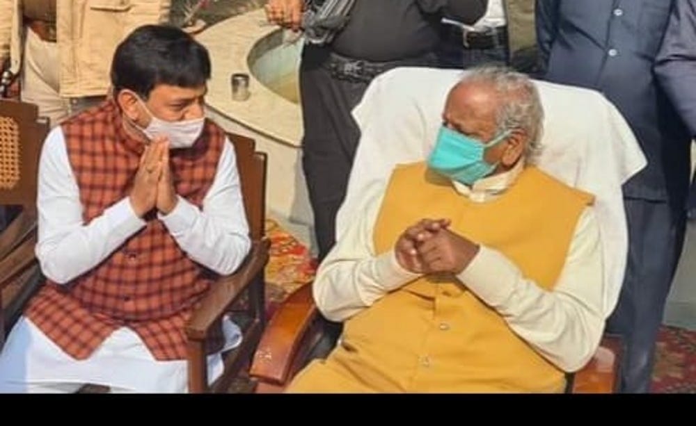 लखनऊ में जनवरी माह में जन्म दिन पर पूर्व सीएम कल्याण सिंह से मिलने राज्यमंत्री कपिल देव अग्रवाल। 