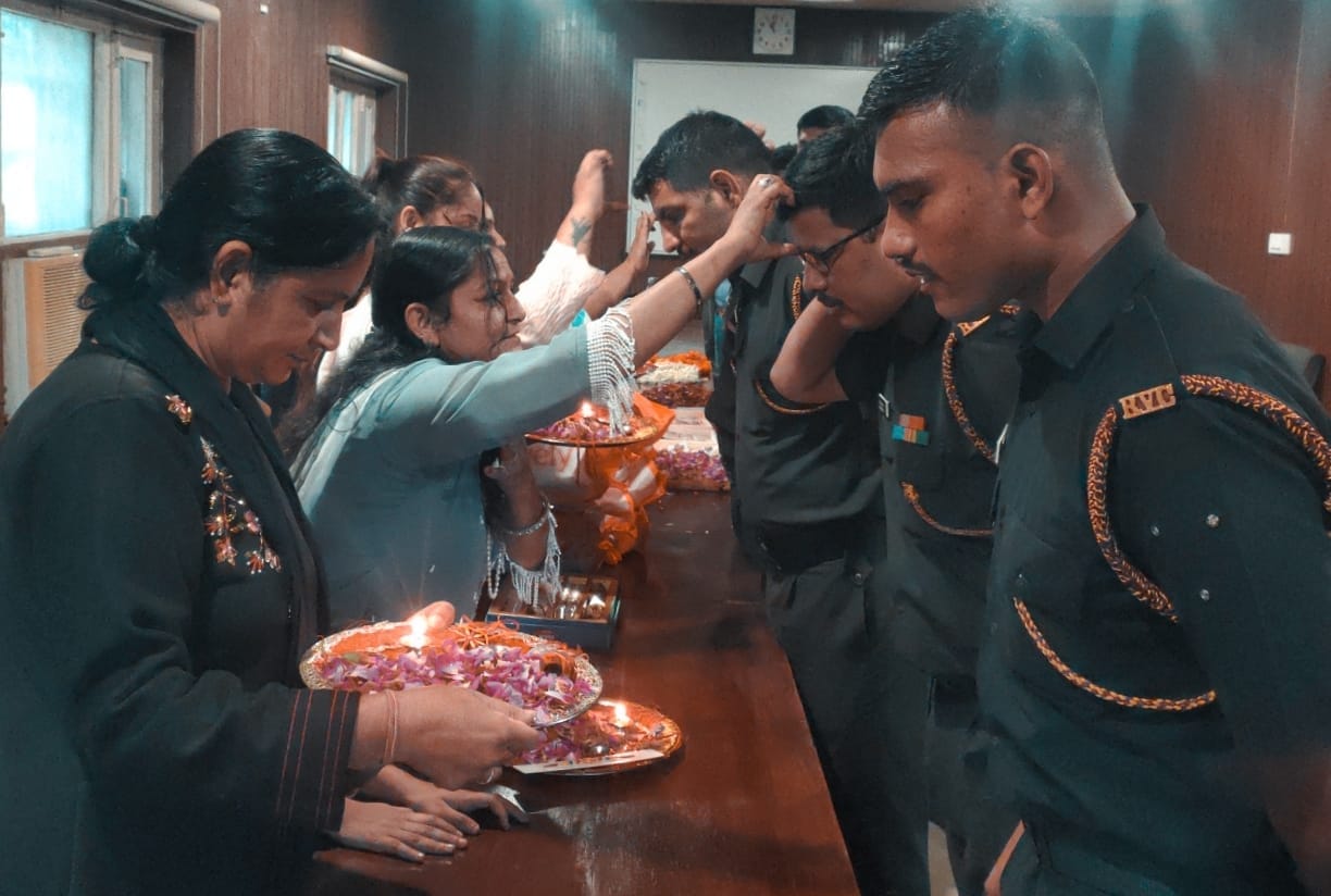 रिमाउंट डिपो में सैनिकों को राखी बांधती महिलाएं।