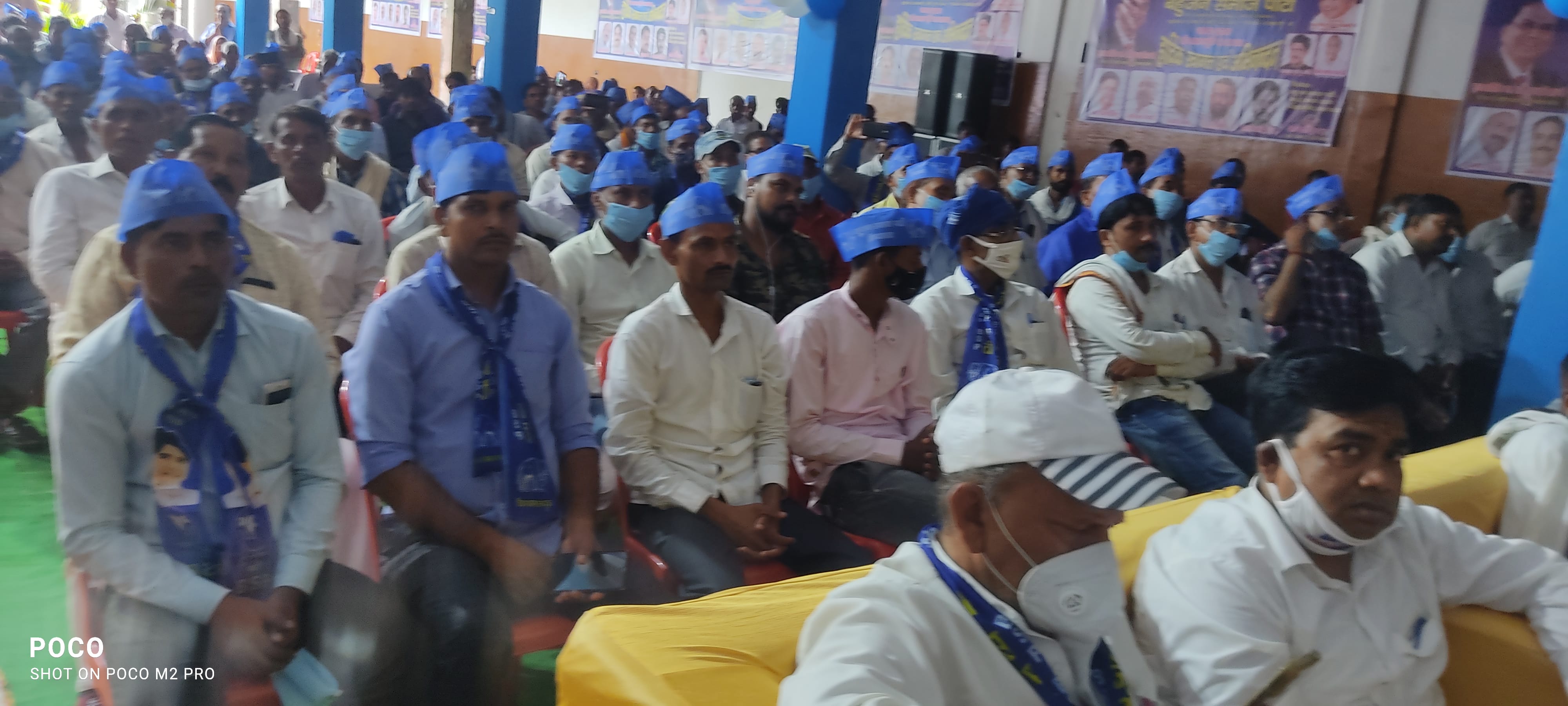 ेस्टहाउस में मौजूद बसपा के कार्यकर्ता