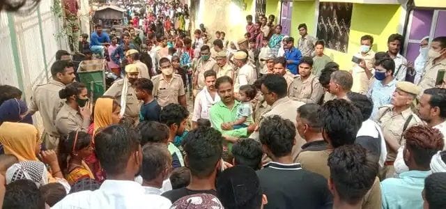 weamen colided police after baricading at karbala gate in manjhanpur