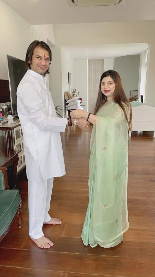 फोटो संख्या 09- अपनी बहिन राजलक्ष्मी से राखी बंधवाने पटना से सैफई पहुंचे तेज प्रताप फोटो संख्या 09- अपनी बहिन राजलक्ष्मी से राखी बंधवाने पटना से सैफई पहुंचे तेज प्रताप