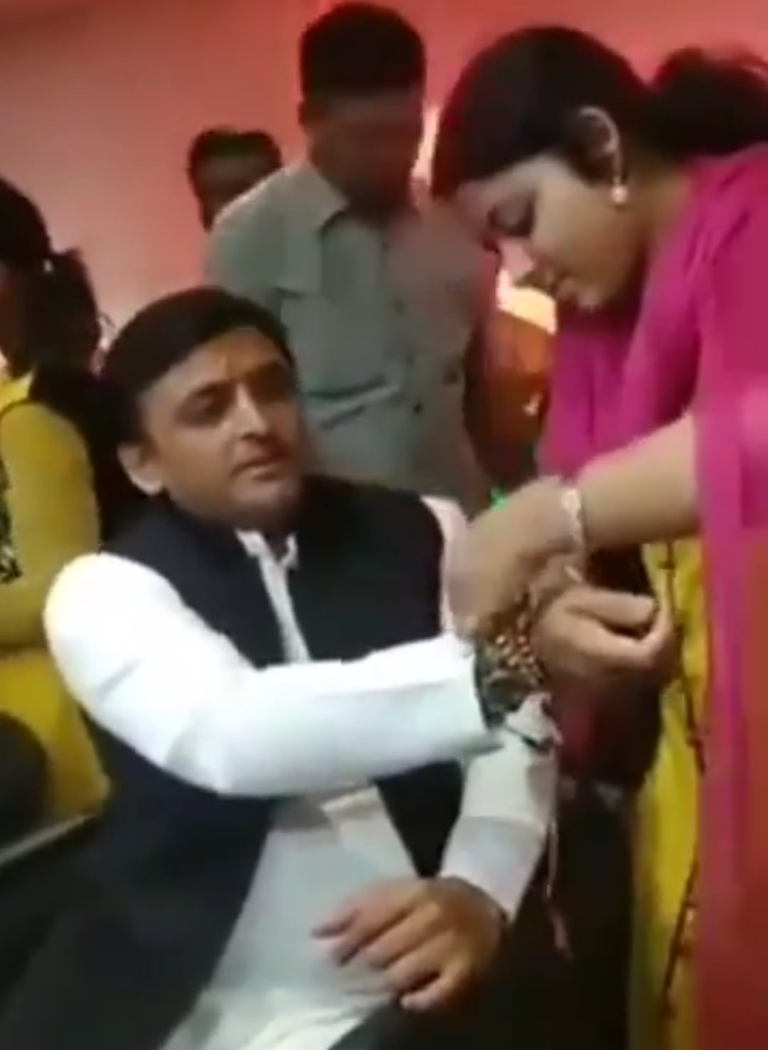 फोटो संख्या 10- राधी बंधवाते पूर्व सीएम अखिलेश यादव फोटो संख्या 10- राधी बंधवाते पूर्व सीएम अखिलेश यादव