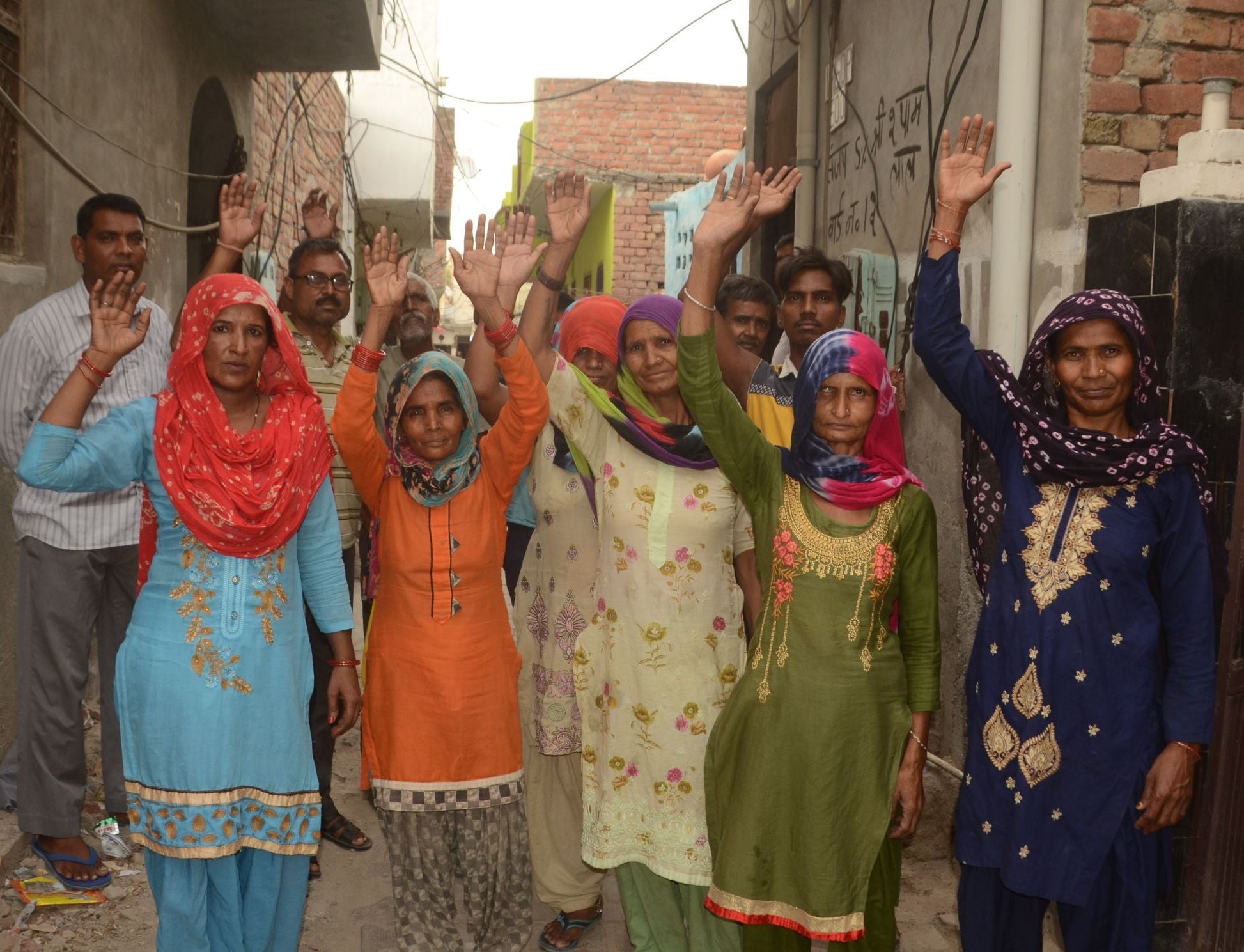 वार्ड 12 में पेयजल किल्लत के चलते विभाग के खिलाफ नारेबाजी करते लोग । वार्ड 12 में पेयजल किल्लत के चलते विभाग के खिलाफ नारेबाजी करते लोग ।
