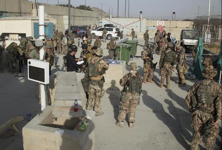 काबुल एयरपोर्ट पर भारी सुरक्षा के बावजूद लगातार जुट रही भीड़, जिसे संभालने में सैनिकों को कड़ी मशक्कत करनी पड़ रही।