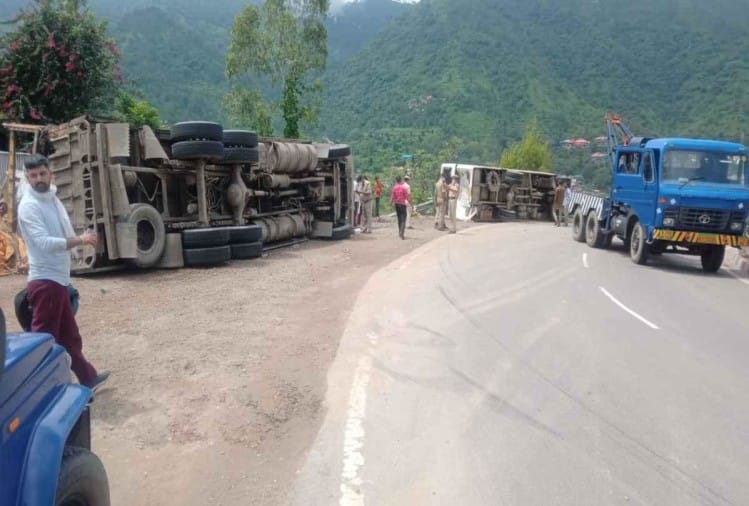 ब्रेक फेल होने के बाद चलती बस से टकराया ट्रक, दोनों हाईवे पर पलटे, 20 यात्री घायल