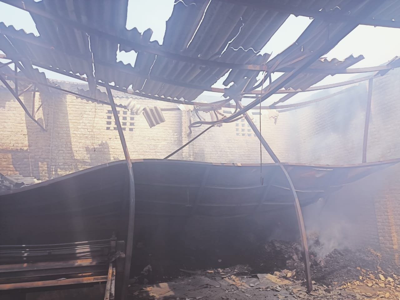 पानीपत। फैक्टरी के अंदर आरोपी द्वारा लगाई गई आग के बाद जल कर राख हुआ सामान। पानीपत। फैक्टरी के अंदर आरोपी द्वारा लगाई गई आग के बाद जल कर राख हुआ सामान।