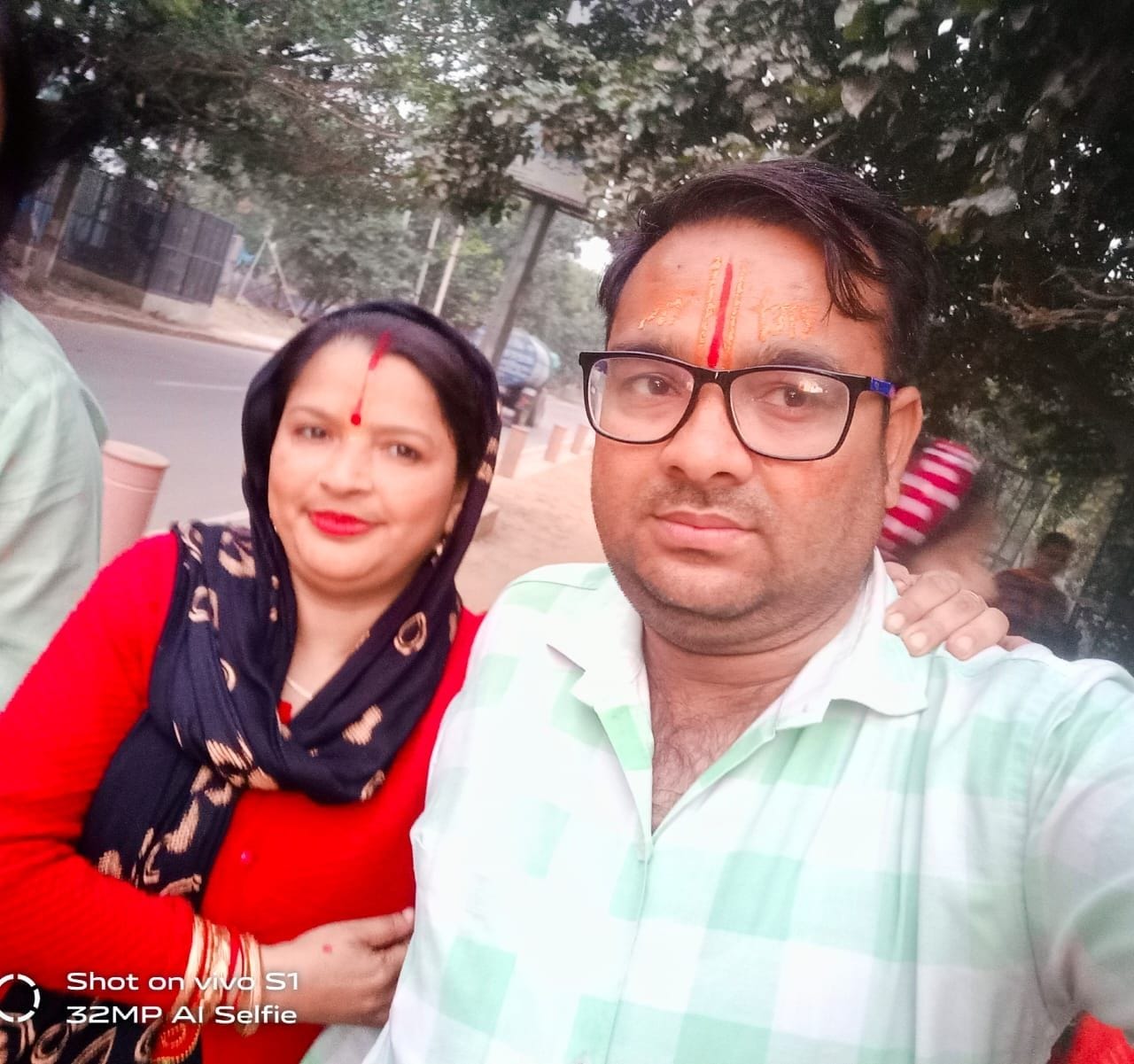 हाथरस : अपनी बहन के साथ टिंकू राना।   संवाद