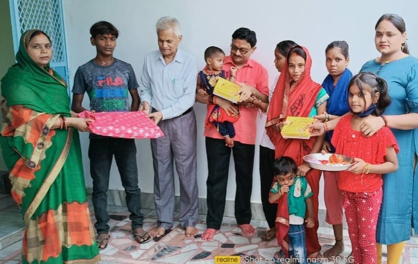रक्षाबंधन पर असहाय बच्चों को राखी व मिठाई देते एलायंस क्लब के लोग। संवाद