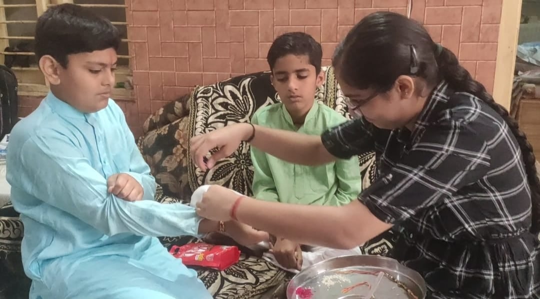 बुढ़ाना में अपने भाईयों को राखी बांधती बहन। बुढ़ाना में अपने भाईयों को राखी बांधती बहन।