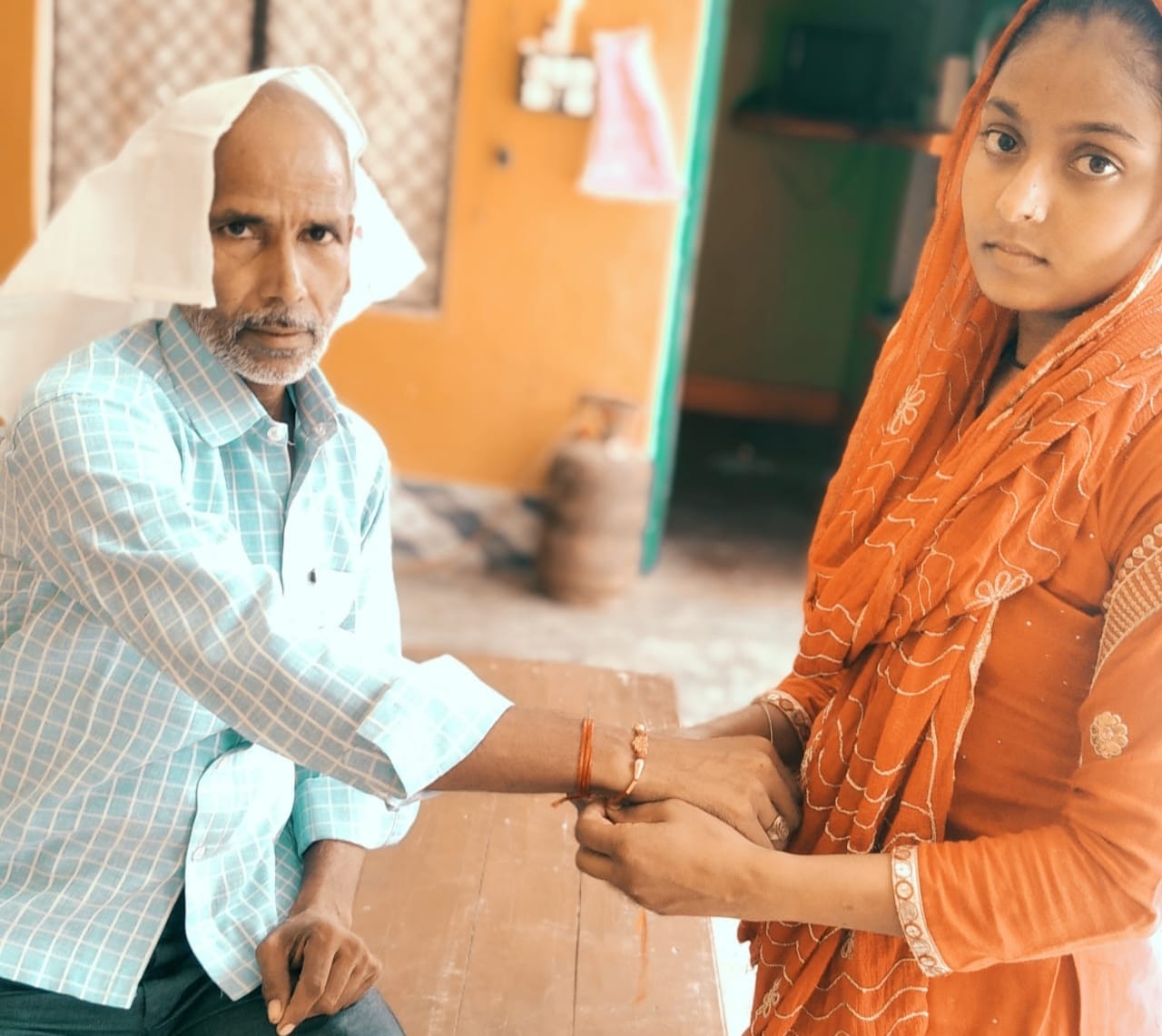 कन्नौज। महेंद्र को राखी बांधती आसमीन। संवाद 