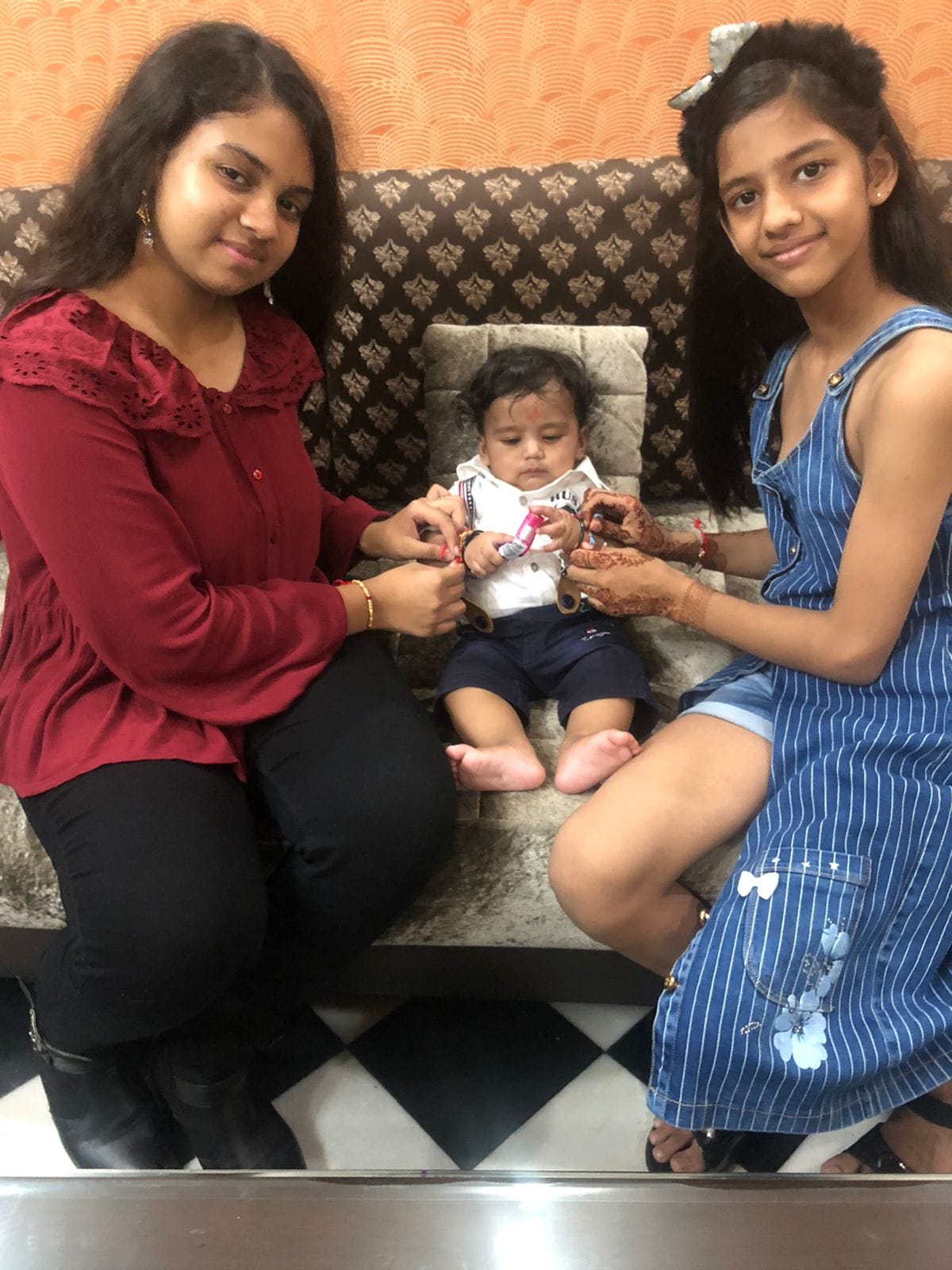 राबर्ट्सगंज में रक्षाबंधन पर भाई के कलाई में राखी बांधती बहनें। राबर्ट्सगंज में रक्षाबंधन पर भाई के कलाई में राखी बांधती बहनें।