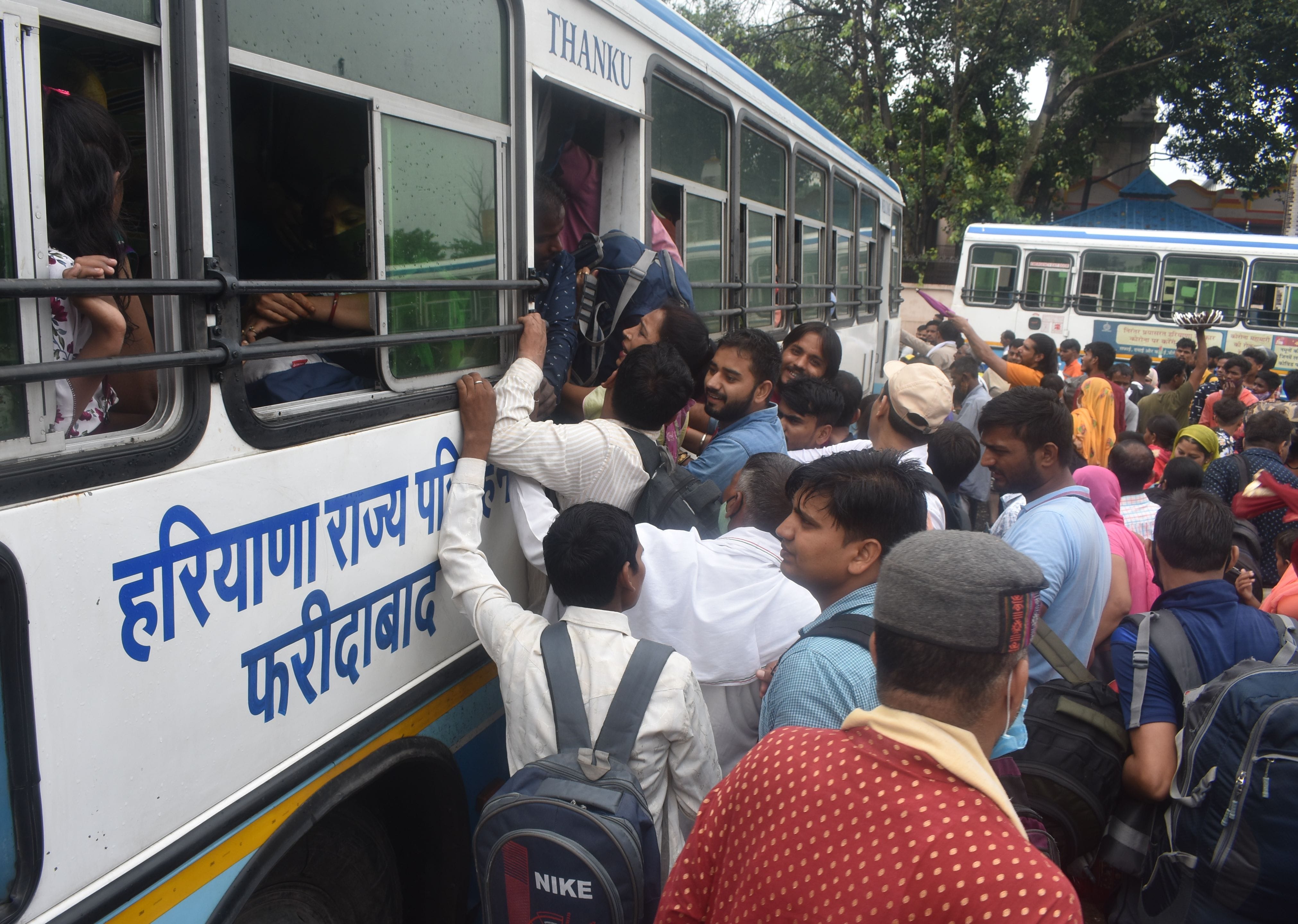 पानीपत। पानीपत बस स्टैंड पर बस पे चढ़ने के लिए रही मारामारी बस पर लटक कर जाते हुए लोग। पानीपत। पानीपत बस स्टैंड पर बस पे चढ़ने के लिए रही मारामारी बस पर लटक कर जाते हुए लोग।