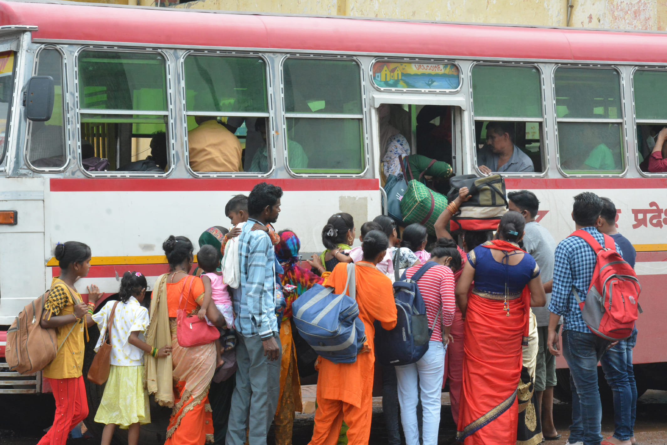रक्षा बंधन पर्व पर बस में चढते यात्री। रक्षा बंधन पर्व पर बस में चढते यात्री।