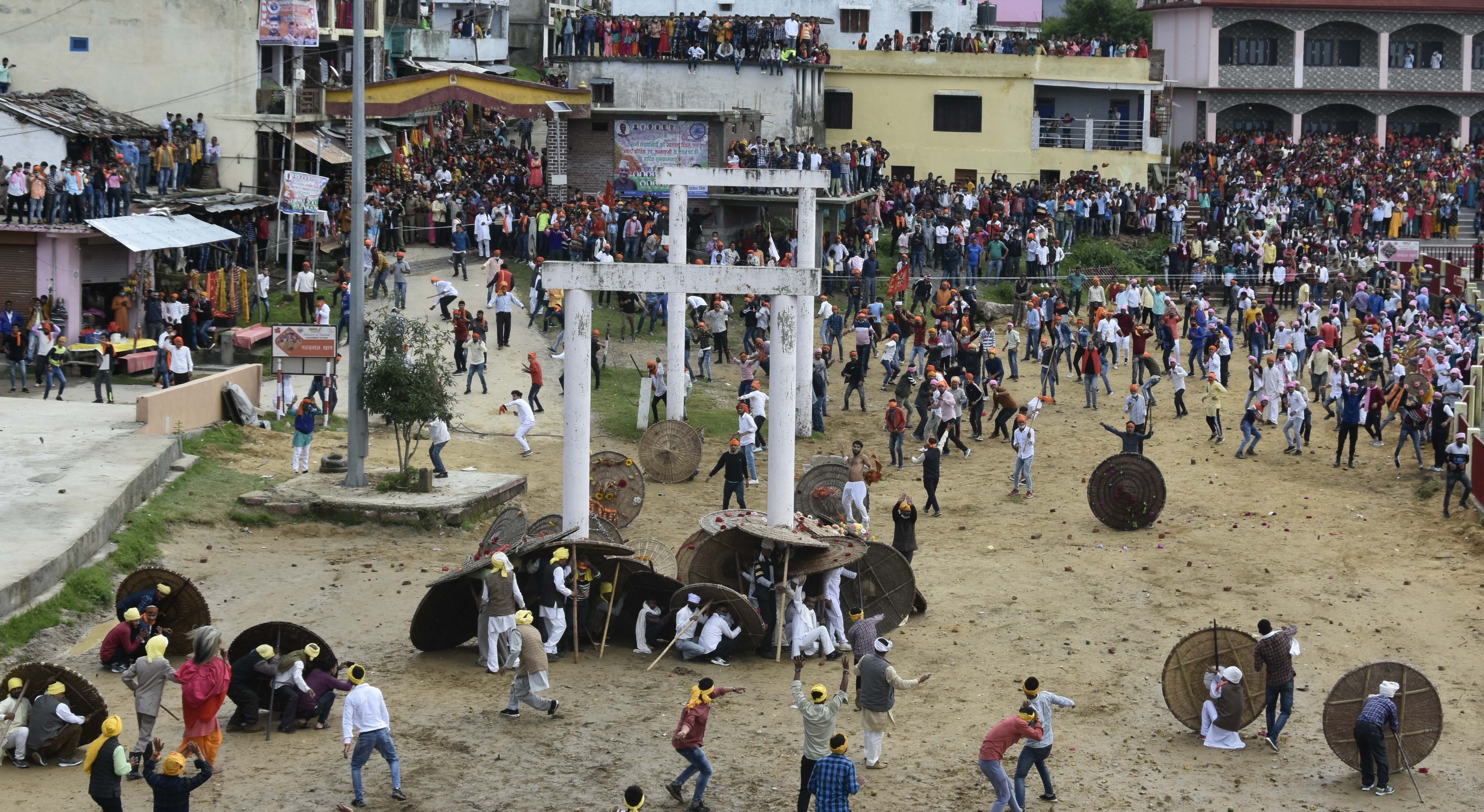 मां बाराही धाम देवीधुरा में बगवाल खेलते चारों खामों के योद्घा। संवाद न्यूज एजेंसी मां बाराही धाम देवीधुरा में बगवाल खेलते चारों खामों के योद्घा। संवाद न्यूज एजेंसी