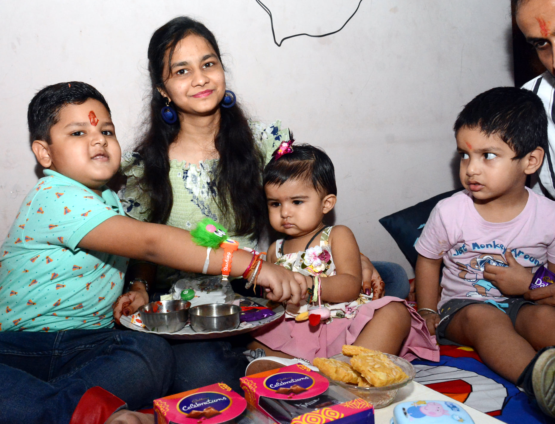 मुजफ्फरनगर में रक्षा बंधन पर्व पर भाई को राखी बांधती बहन। मुजफ्फरनगर में रक्षा बंधन पर्व पर भाई को राखी बांधती बहन।