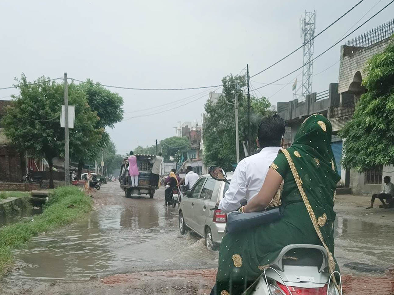 बारिश में टूटने से चरथावल मुख्य मार्ग बना तालाब बारिश में टूटने से चरथावल मुख्य मार्ग बना तालाब