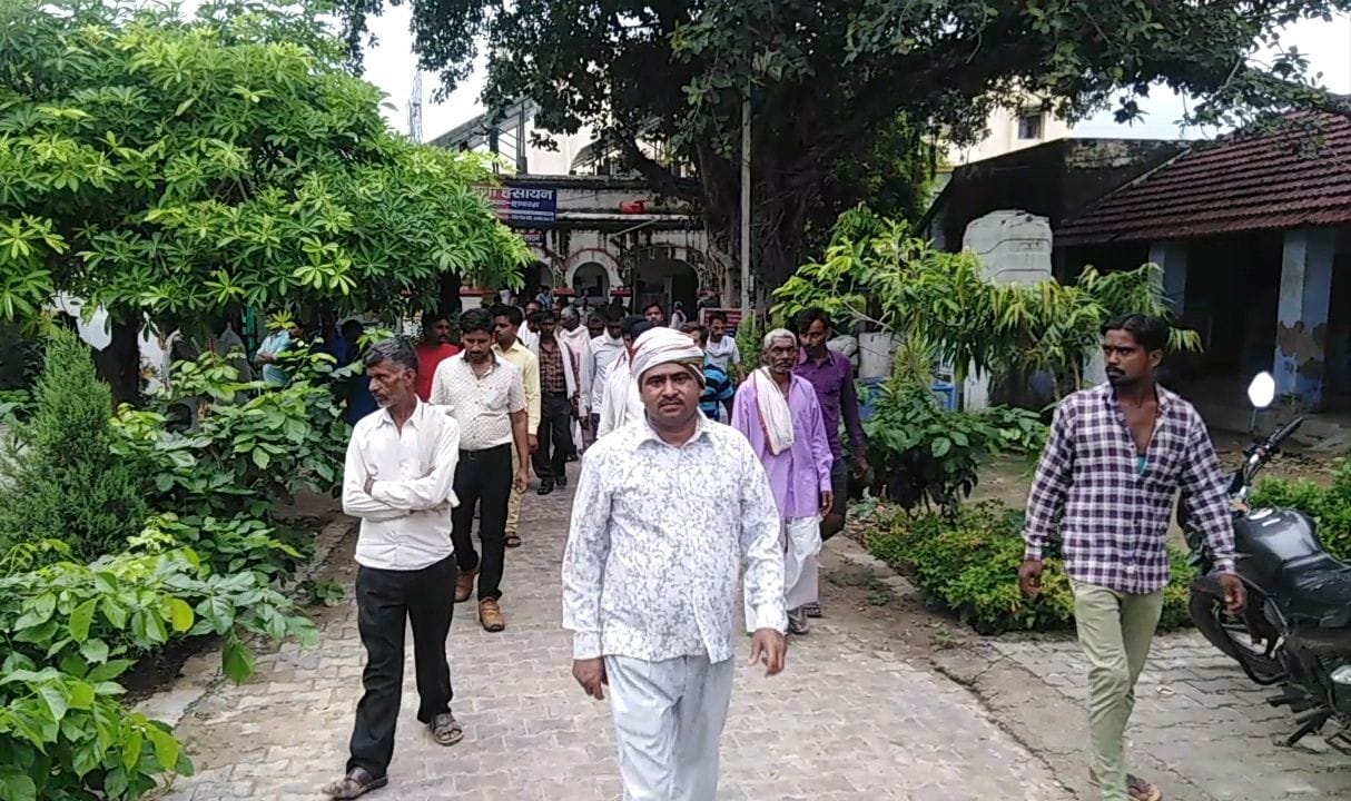 मनोज की मौत के बाद थाना पर पहुंचे परिजन व ससुराल के लोग। 