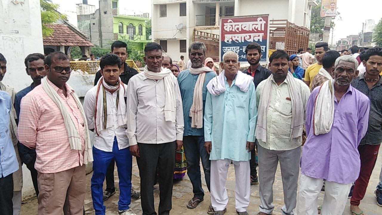 विवाहिता की हत्या कर शव गायब करने की शिकायत करने पहुंचे ग्रामीण। विवाहिता की हत्या कर शव गायब करने की शिकायत करने पहुंचे ग्रामीण।
